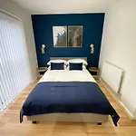 Large 5-Bed City Centre Townhouse With Secure Parking