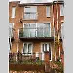 Large 5-Bed City Centre Townhouse With Secure Parking